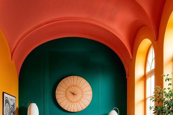 Techos de colores: la tendencia que transforma los espacios desde arriba